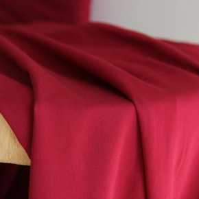 twill de viscose rouge grenat - un chat sur un fil