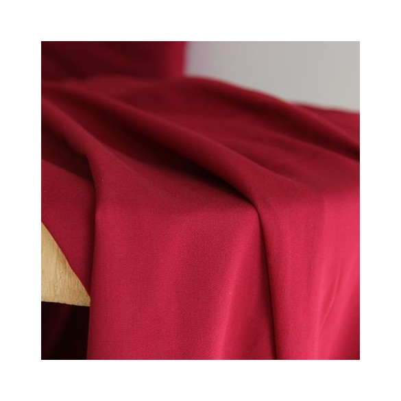 twill de viscose rouge grenat - un chat sur un fil