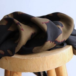 satin de viscose oekotex - un chat sur un fil