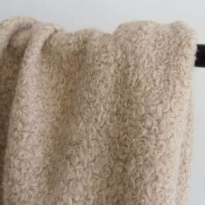 bouclette beige - un chat sur un fil