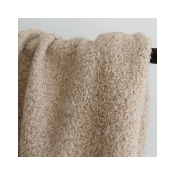 bouclette beige - un chat sur un fil