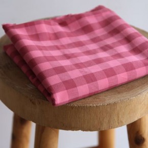 tissu à carreaux rose et bordeaux - un chat sur un fil