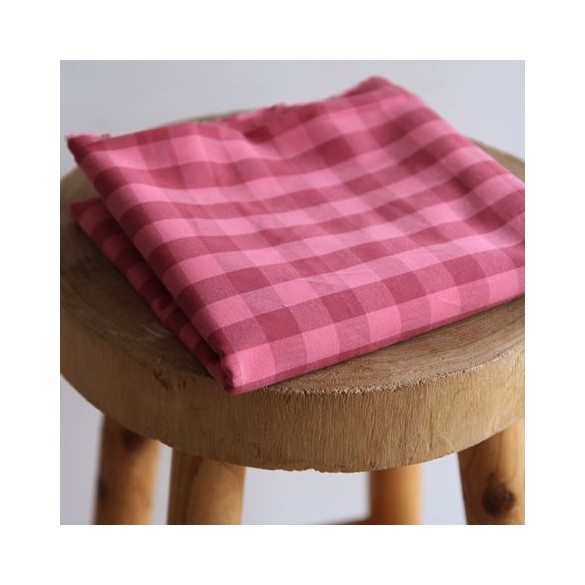 tissu à carreaux rose et bordeaux - un chat sur un fil