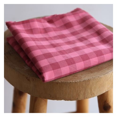 tissu à carreaux rose et bordeaux - un chat sur un fil
