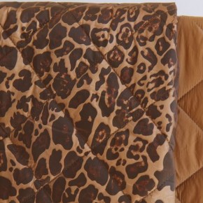 tissu matelassé léopard - un chat sur un fil