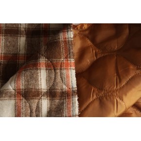 tissu réversible et matelassé - un chat sur un fil