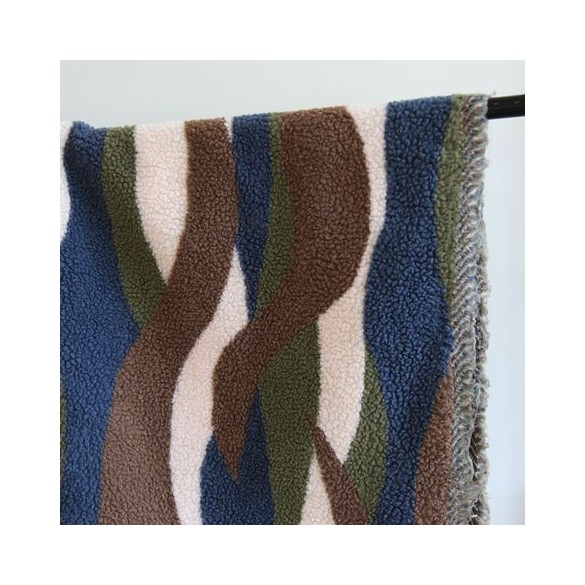 Teddy sherpa tornade - un chat sur un fil