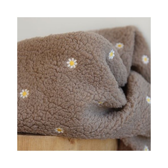 tissu sherpa beige brodé - un chat sur un fil