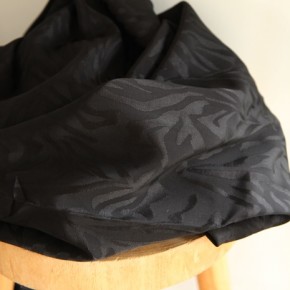 tissu jacquard de viscose noir - un chat sur un fil