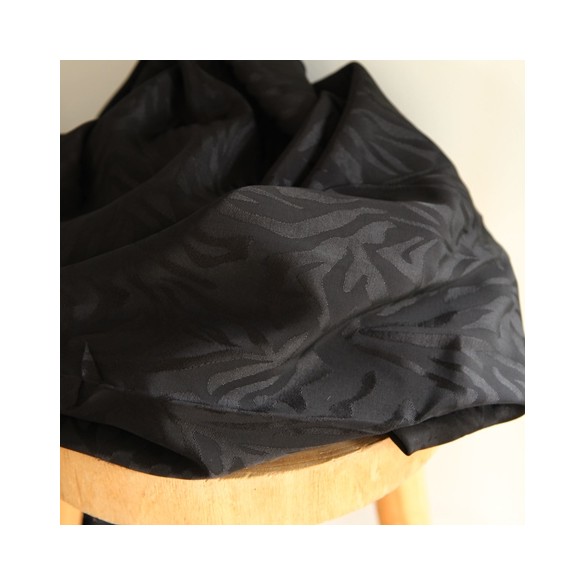 tissu jacquard de viscose noir - un chat sur un fil