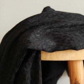 tissu jacquard de viscose noir - un chat sur un fil