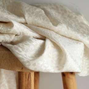 tissu jacquard de viscose écru léopard - un chat sur un fil