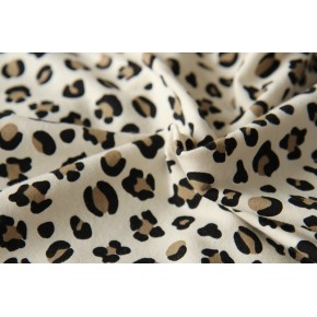 tissu molleton léopard - un chat sur un fil