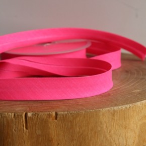 Biais rose fluo - un chat sur un fil