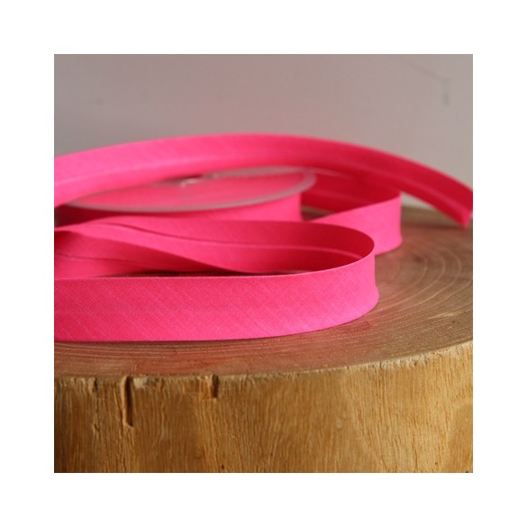 Biais rose fluo - un chat sur un fil