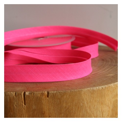 Biais rose fluo - un chat sur un fil