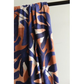 tissu fleuri et satiné - un chat sur un fil