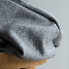 tissu lainage gris - un chat sur un fil