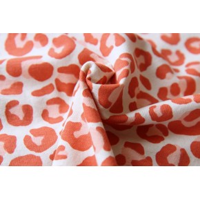 tissu molleton léopard - un chat sur un fil