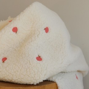 tissu sherpa écru brodé de petites pêches - un chat sur un fil