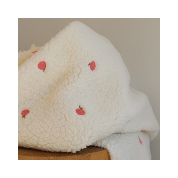 tissu sherpa écru brodé de petites pêches - un chat sur un fil