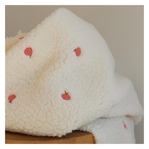 tissu sherpa écru brodé de petites pêches - un chat sur un fil