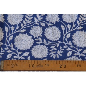 tissu indien bleu motif fleurs blanches - un chat sur un fil