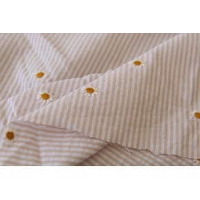 tissu rayé beige et blanc - un chat sur un fil