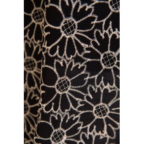 tissu en broderie anglaise - un chat sur un fil