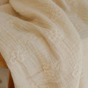 tissu brodé en coton écru - un chat sur un fil