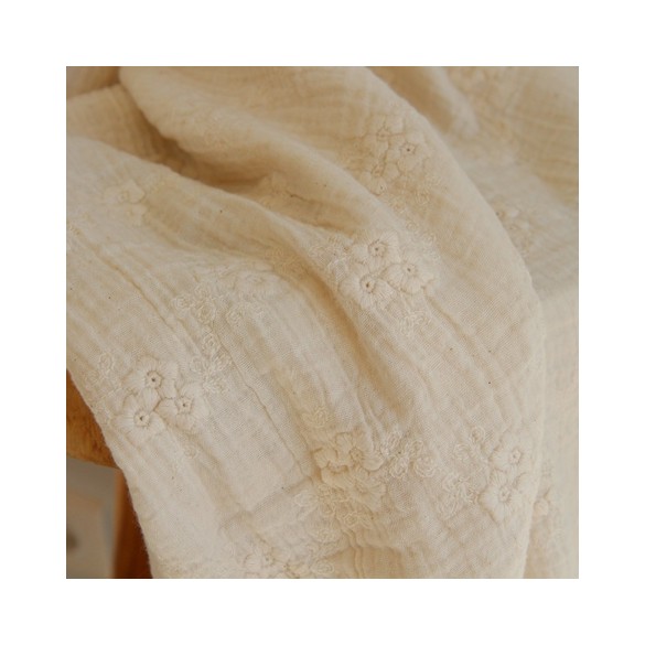 tissu brodé en coton écru - un chat sur un fil