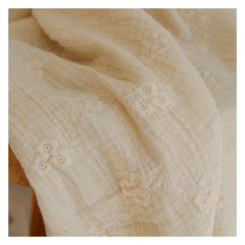 tissu brodé en coton écru - un chat sur un fil