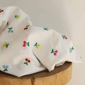 coton brodé cerises - un chat sur un fil