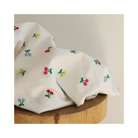 coton brodé cerises - un chat sur un fil