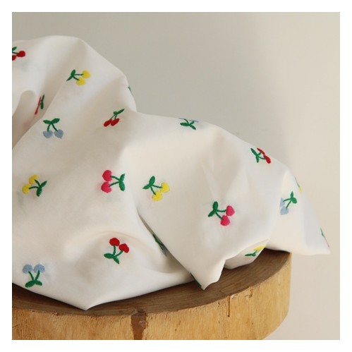 coton brodé cerises - un chat sur un fil