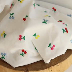 tissu avec broderies cerises - un chat sur un fil