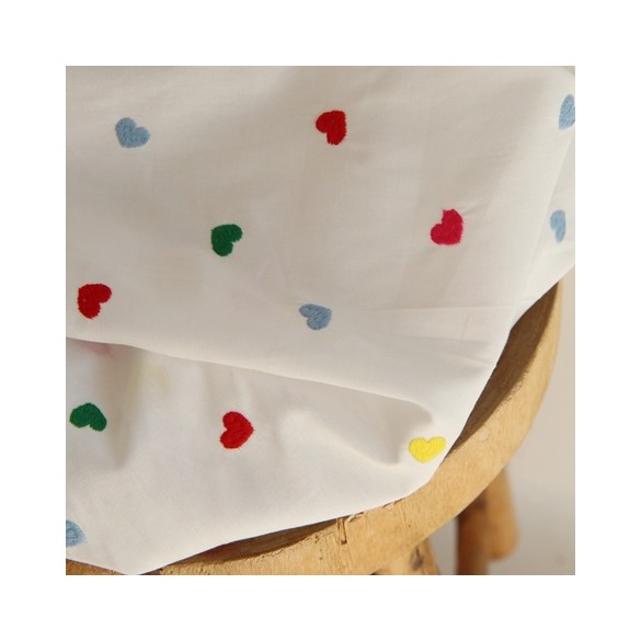 tissu avec broderies coeurs - un chat sur un fil