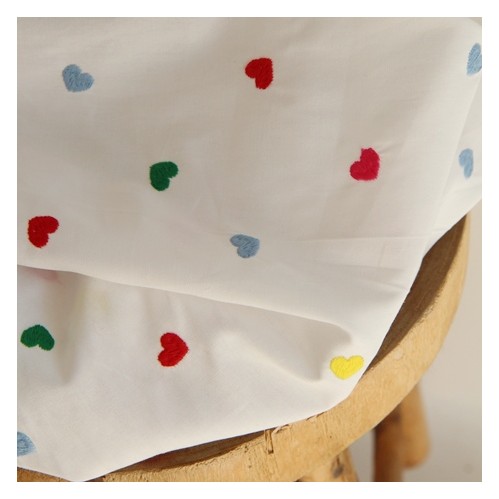 tissu avec broderies coeurs - un chat sur un fil