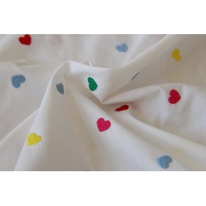 tissu avec broderie - un chat sur un fil