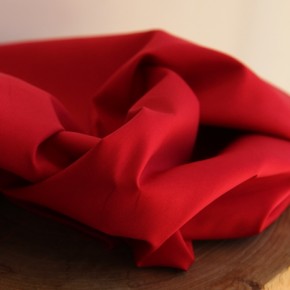 coton uni rouge foncé - un chat sur un fil