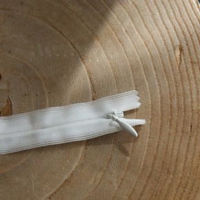 zip invisible 30 cm blanc - un chat sur un fil