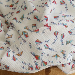 tissu crépon de viscose cerf-volants - un chat sur un fil