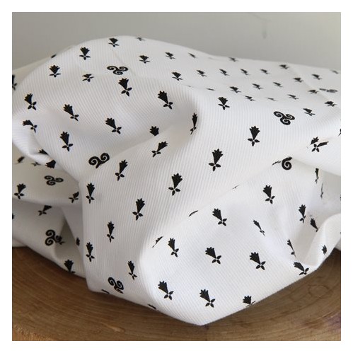 coton imprimé motif breton fond blanc - un chat sur un fil