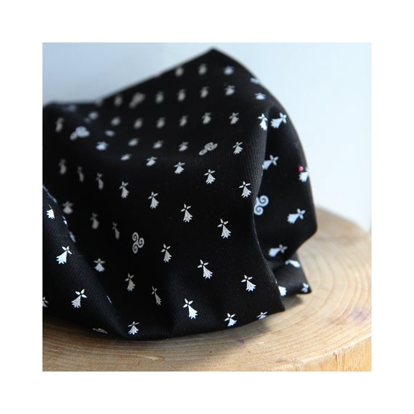 coton imprimé motif breton fond noir - un chat sur un fil