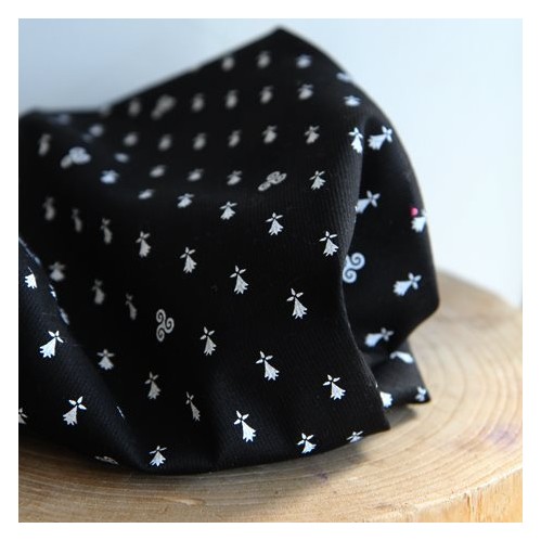 coton imprimé motif breton fond noir - un chat sur un fil