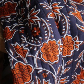 tissu matelassé fleurs - un chat sur un fil