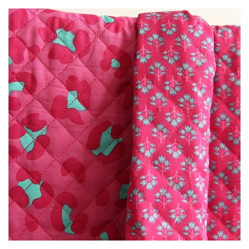 tissu matelassé fleurs et léopard  - un chat sur un fil