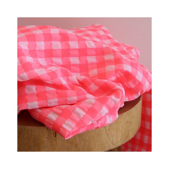 tissu seersucker à carreaux - rose fluo et blanc