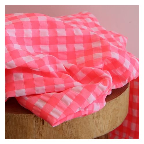tissu seersucker à carreaux - rose fluo et blanc