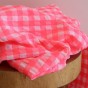 tissu seersucker à carreaux - rose fluo et blanc